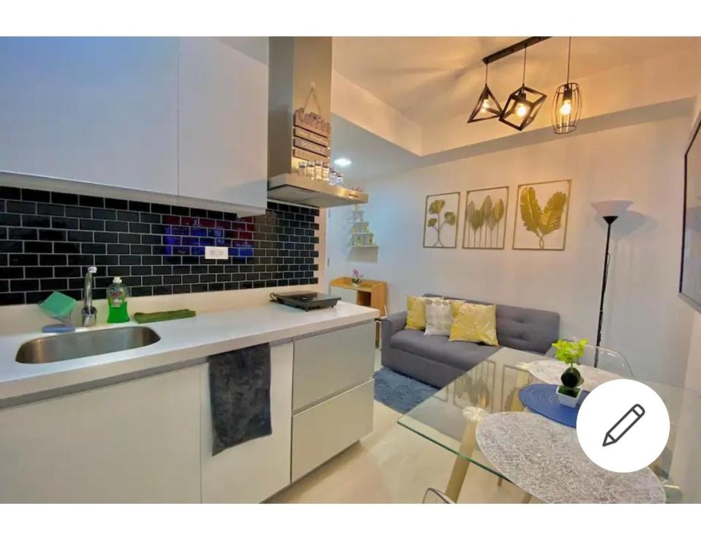 O bucătărie sau chicinetă la Nordic Inspired 2BR corner unit @ Azure