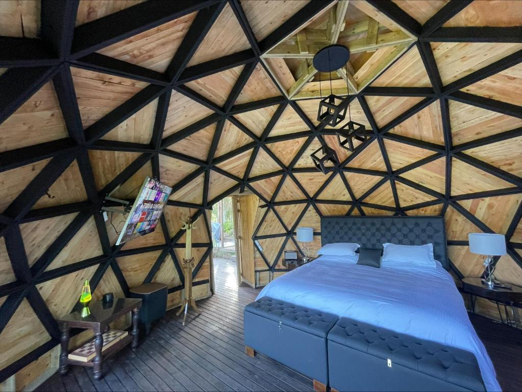 Postel nebo postele na pokoji v ubytování Entre-pinos Glamping WiFi Vista 360º