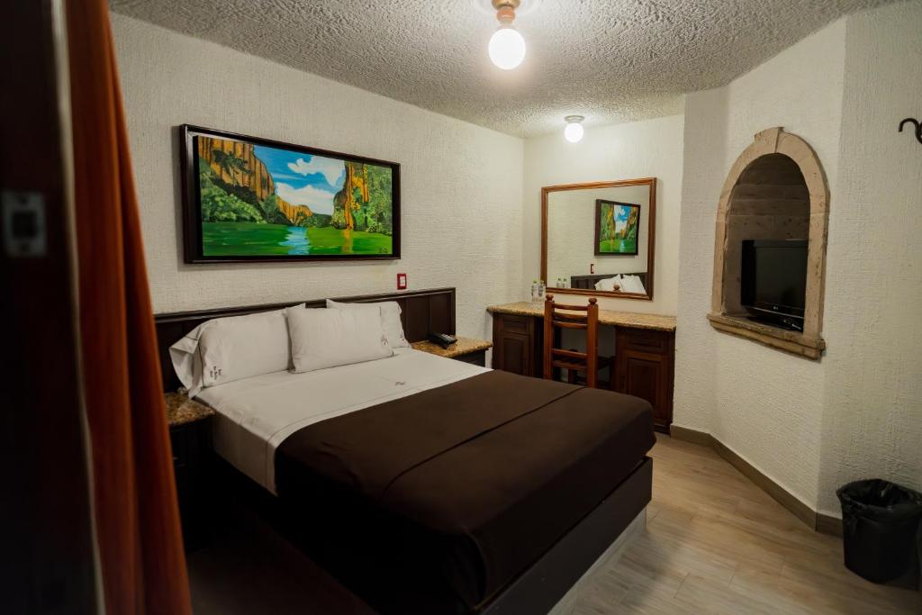 Postel nebo postele na pokoji v ubytování Hotel Don Quijote Plaza - Guadalajara Centro Historico