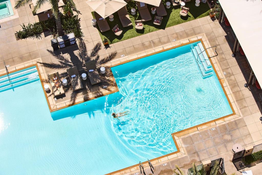 Bazén v ubytování Marriott Irvine Spectrum nebo v jeho okolí