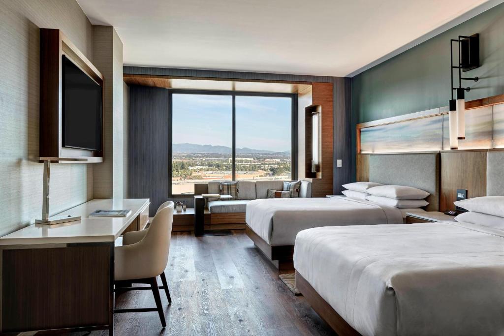 Postel nebo postele na pokoji v ubytování Marriott Irvine Spectrum