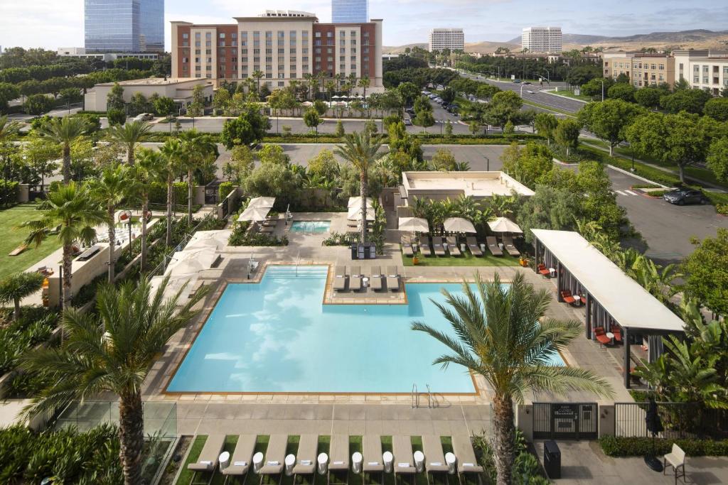 Bazén v ubytování Marriott Irvine Spectrum nebo v jeho okolí