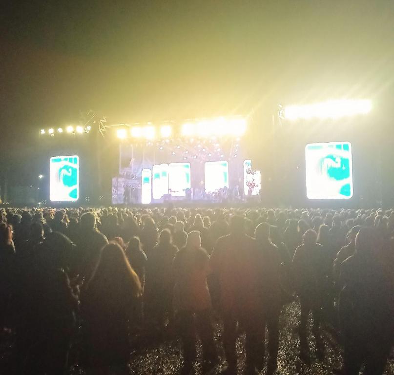 una folla di persone davanti a un palco di notte di 100 años ciprés a Río Gallegos