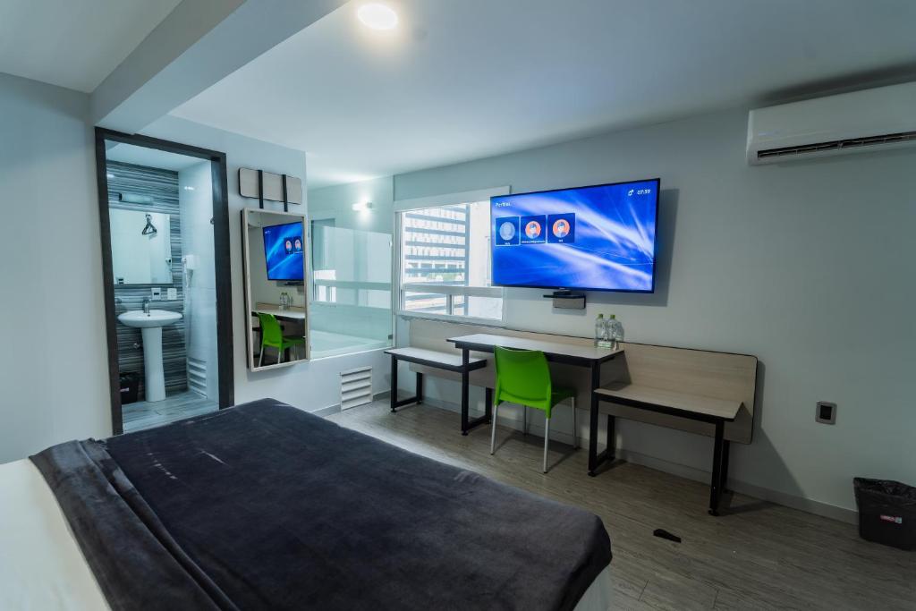 TV a/nebo společenská místnost v ubytování HOTEL LEMON GREEN -Zona Expo Frente al Centro de Convenciones
