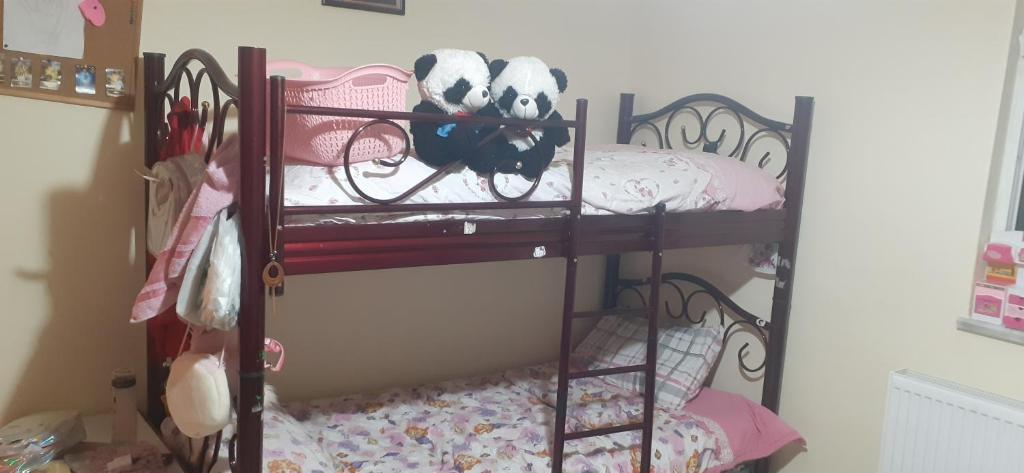 a bedroom with a bunk bed with two stuffed animals at Elbistan in Elbistan