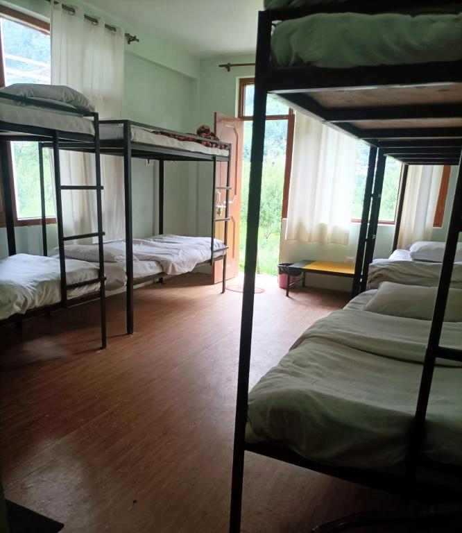 Postel nebo postele na pokoji v ubytování Farm Hostel & Camps