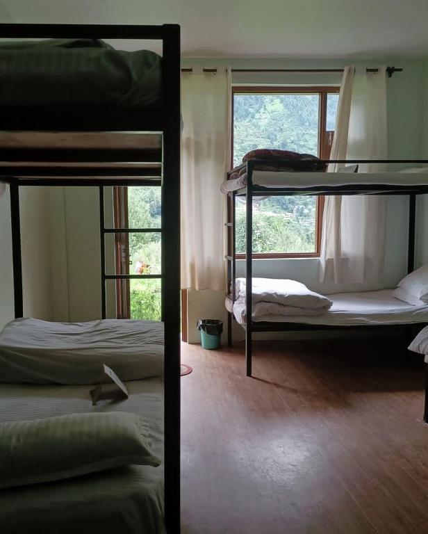 Postel nebo postele na pokoji v ubytování Farm Hostel & Camps