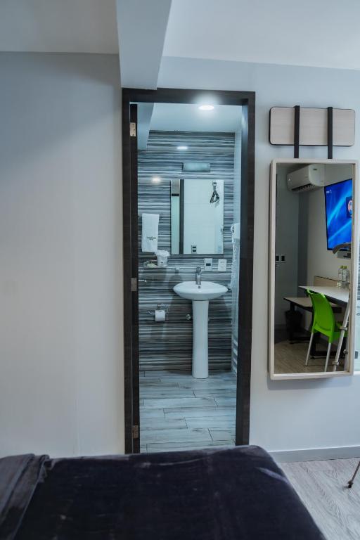 TV a/nebo společenská místnost v ubytování HOTEL LEMON GREEN -Zona Expo Frente al Centro de Convenciones