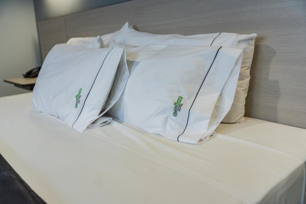 Postel nebo postele na pokoji v ubytování HOTEL LEMON GREEN -Zona Expo Frente al Centro de Convenciones