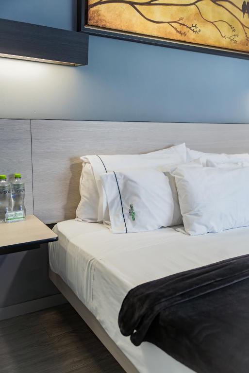 Postel nebo postele na pokoji v ubytování HOTEL LEMON GREEN -Zona Expo Frente al Centro de Convenciones