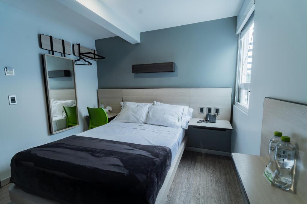 Postel nebo postele na pokoji v ubytování HOTEL LEMON GREEN -Zona Expo Frente al Centro de Convenciones