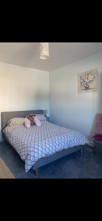 Postel nebo postele na pokoji v ubytování Cosy home
