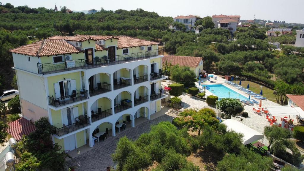 een luchtzicht op een gebouw met een zwembad bij SeaView Apartments in Tsilivi