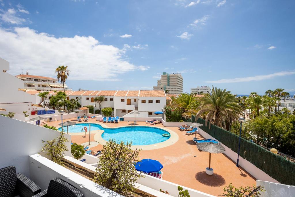 un balcone con vista sulla piscina. di Garden City Pool and Sea view by LoveTene a Playa Fañabe