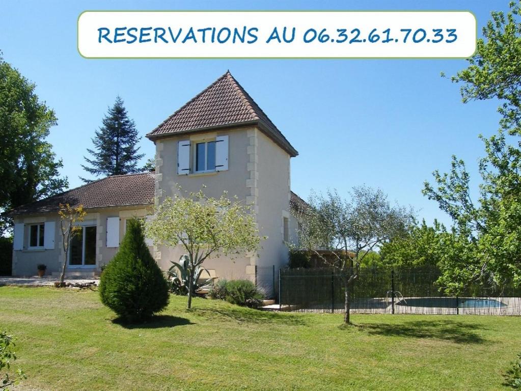 a house in a yard with a sign that reads renovations au at Lou Malinbouzat in Brignac-la-Plaine