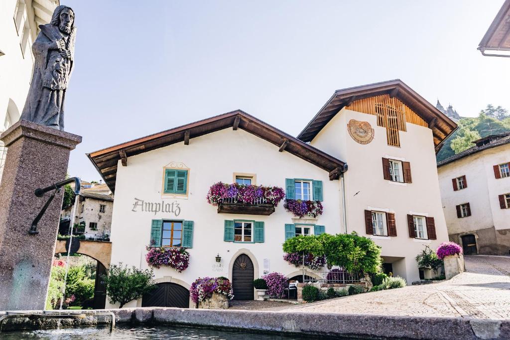 a building in the town of lucerne in switzerland at Amplatz 1523 - B&B and Suites in Montagna