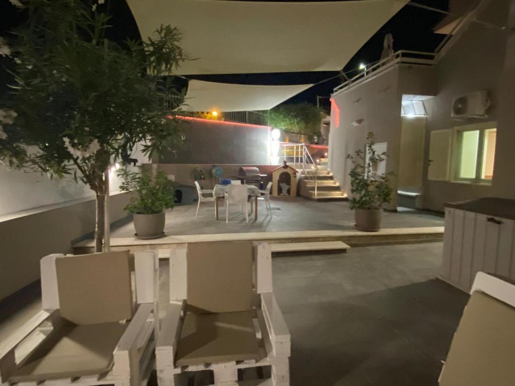 a room with a table and chairs and a patio at ISCA BLUE BEACH Casa in Villa con ampio spazio esterno vicino al mare, sino a max 8 persone in Isca sullo Ionio