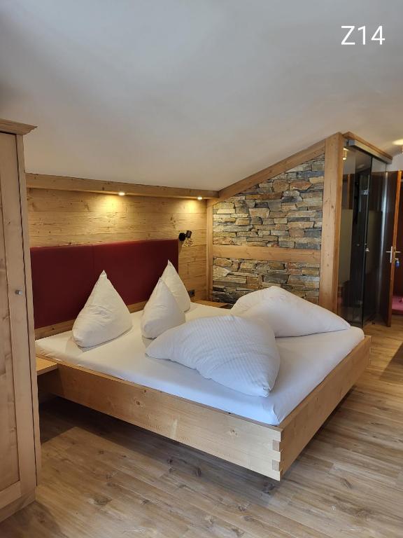 Postel nebo postele na pokoji v ubytování Adler Hotel-Pension