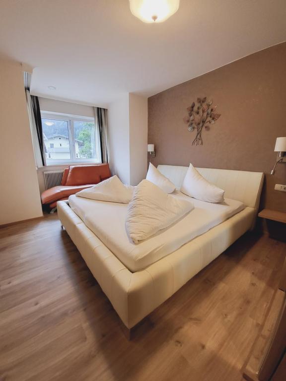 Postel nebo postele na pokoji v ubytování Adler Hotel-Pension