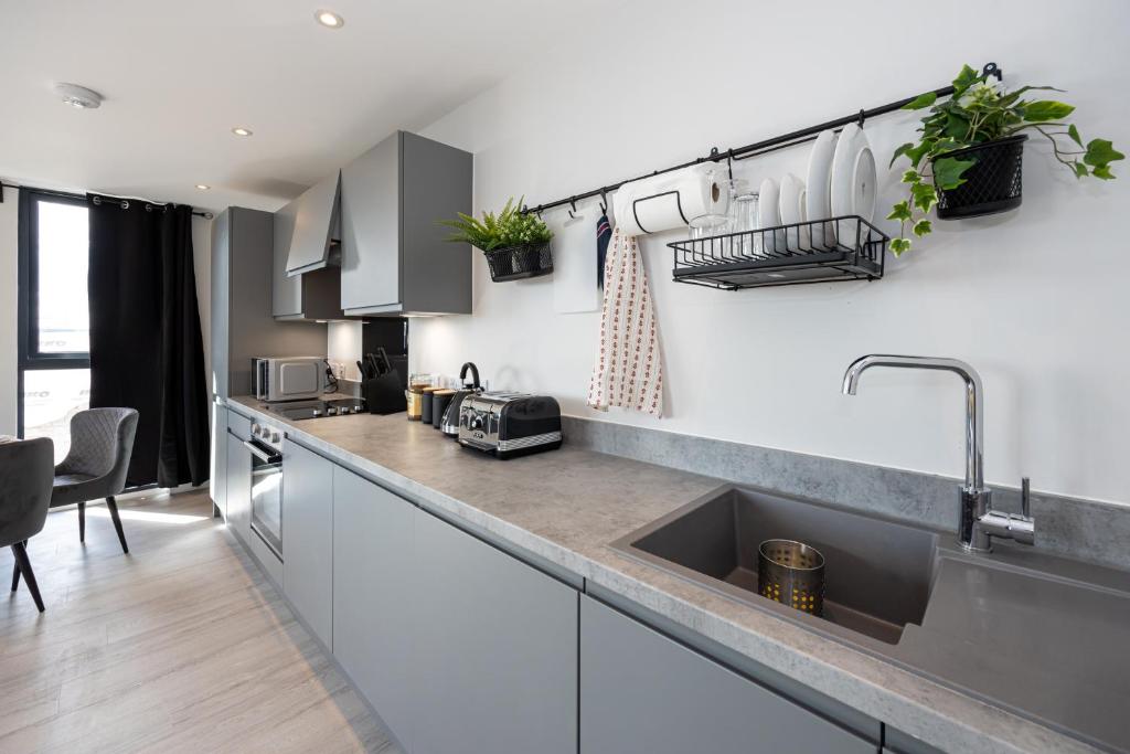 Kuchyň nebo kuchyňský kout v ubytování Contemporary 3 Bedrooms Apartment Manchester City