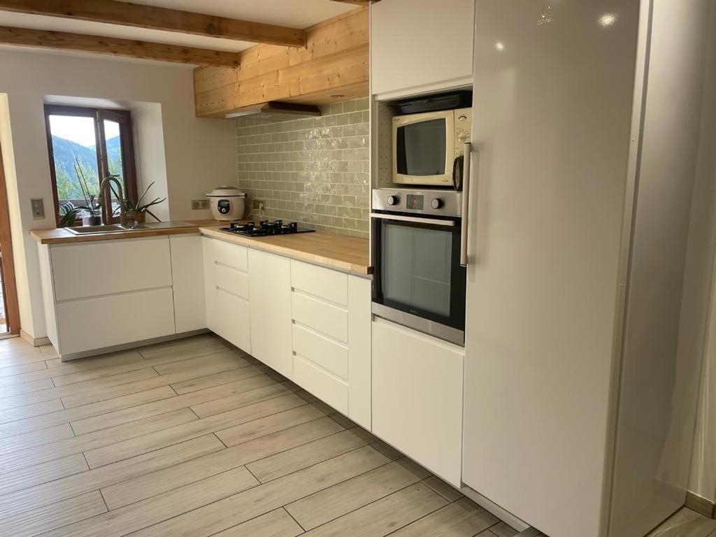 Kuchnia lub aneks kuchenny w obiekcie Maison a Seez 170m2
