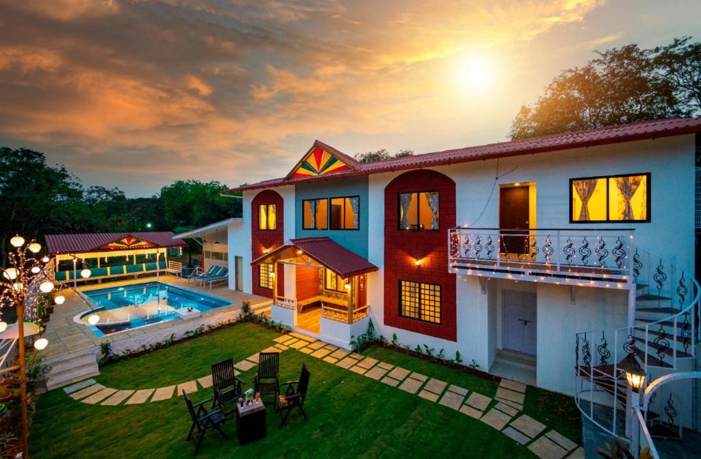 ein Haus mit Pool im Hof in der Unterkunft UMBER 6BHK VILLA ALIBAUG in Alibag