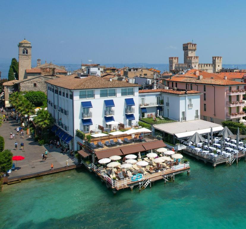 uma vista aérea de um resort sobre a água em Hotel Flaminia em Sirmione