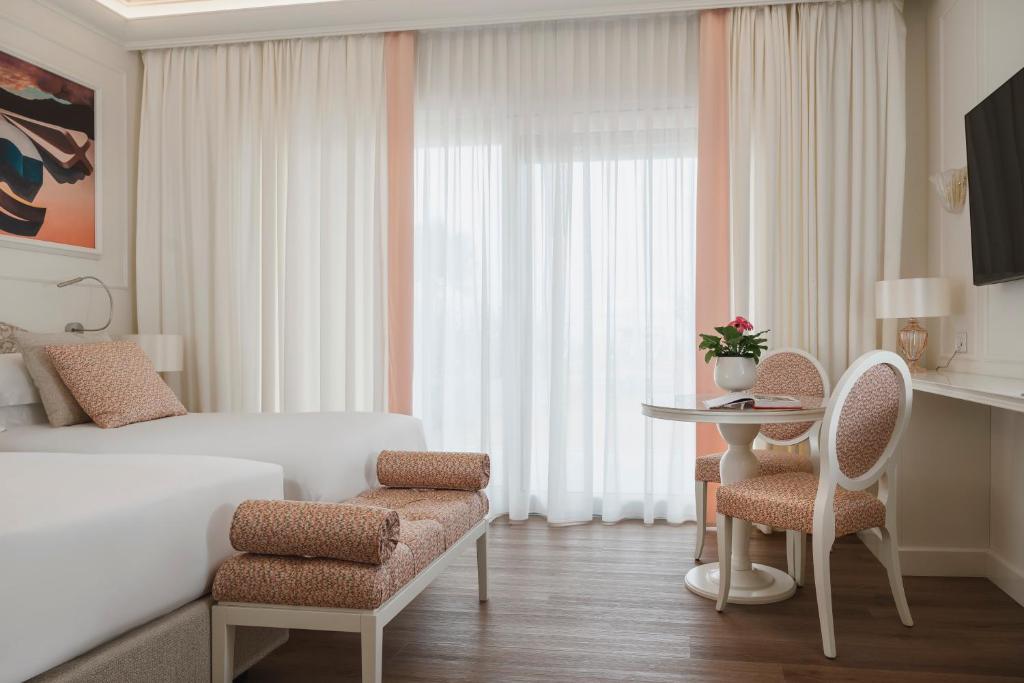 Postel nebo postele na pokoji v ubytování Riviera Resort Hotel