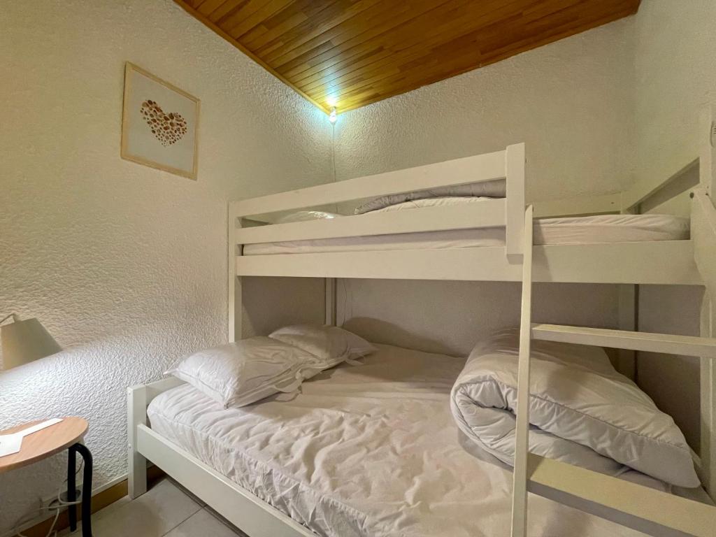 - une chambre avec 2 lits superposés et un bureau dans l'établissement Alpes Sweet Home - Concorde Moon' Tain, à L'Alpe-d'Huez