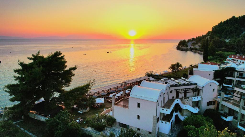 Olympion Sunset Halkidiki في فوركا: اطلالة جوية على شاطئ مع غروب الشمس