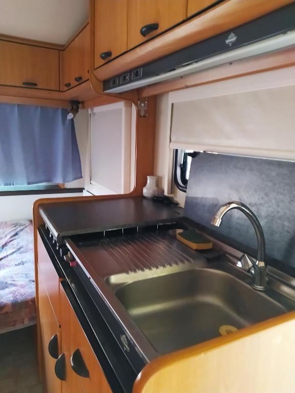 Kuchyň nebo kuchyňský kout v ubytování camping hydraswave bungalow caravan