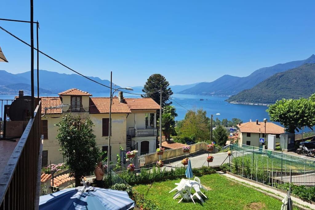 uma casa com vista para a água em Mo&Ma - Panorama e relax em Maccagno Inferiore