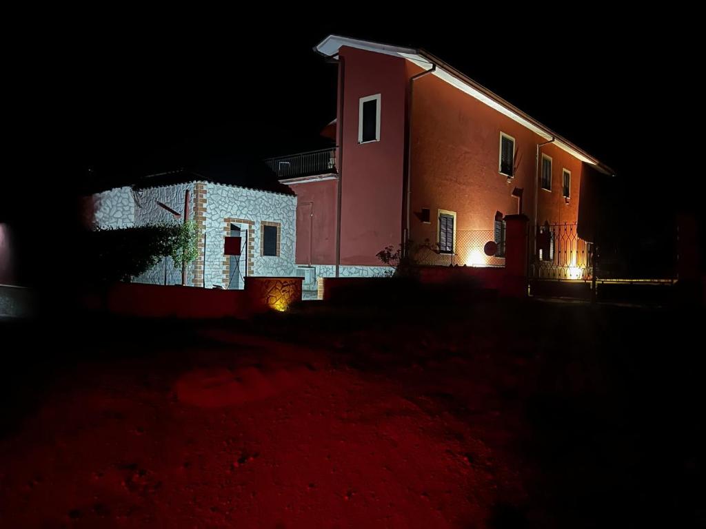 Una casa de noche con luces encendidas. en B&B Colle Cucchiara, en Cassino
