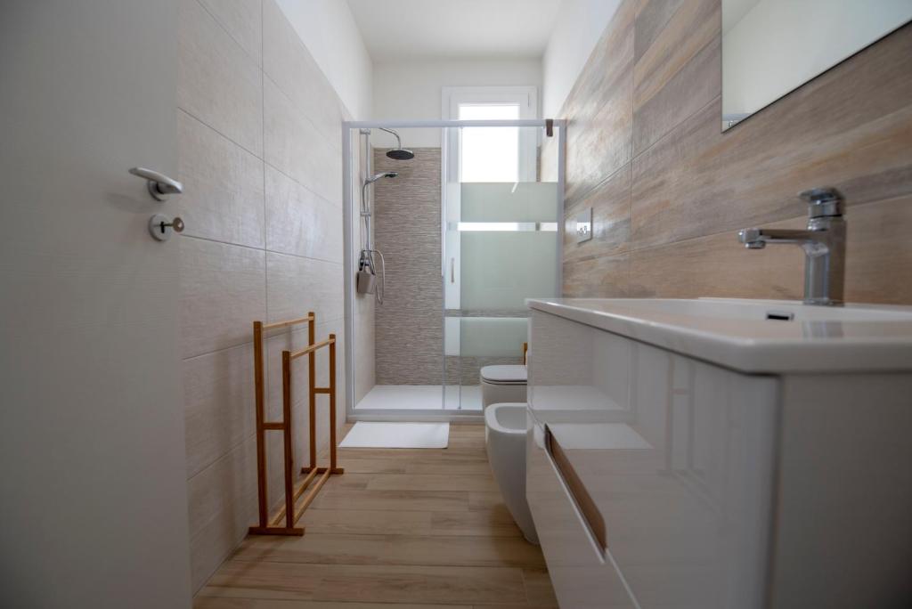uma casa de banho com um lavatório, um WC e um chuveiro em Sveli em Marzamemi