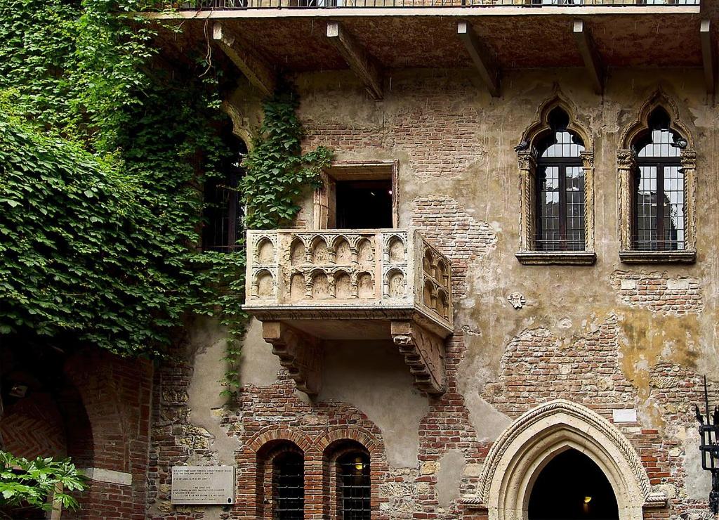 a stone balcony on the side of a building at Casa Esvael Rooms in Verona