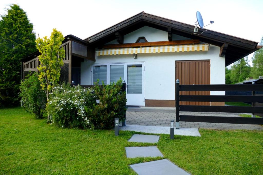 ein Haus mit einem Weg davor in der Unterkunft Villa Sorgenfrei in Reutte