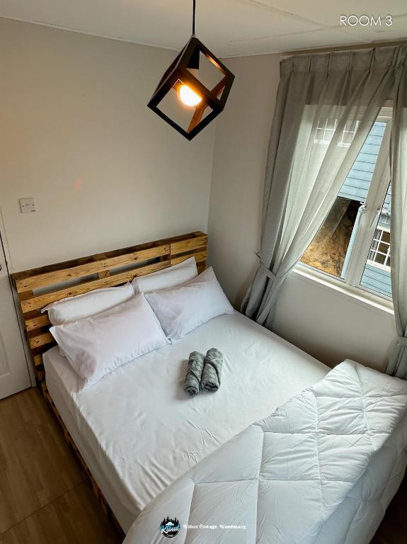 Postel nebo postele na pokoji v ubytování Qloud Cottage
