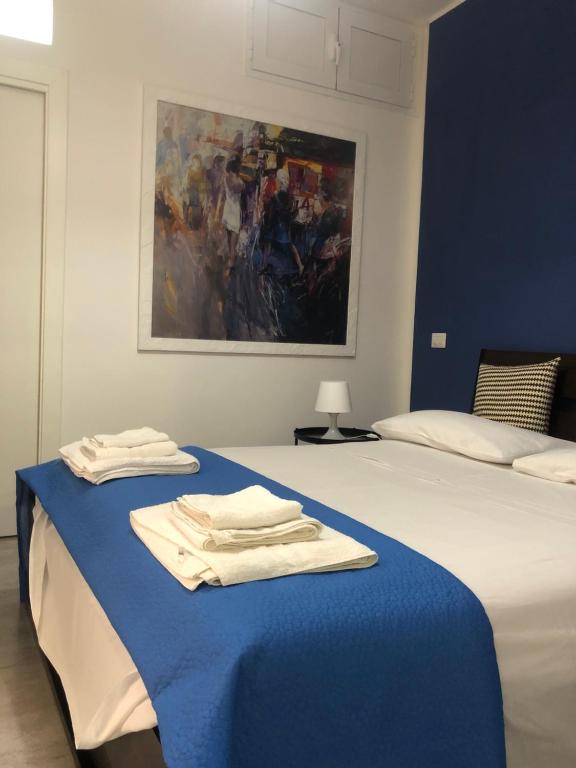 1 dormitorio con 2 camas y toallas. en Donna Chiara Holiday House - Toledo, en Nápoles