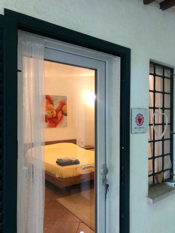 eine Tür zu einem Schlafzimmer mit einem Bett in einem Zimmer in der Unterkunft B&B Uva Fragola in Perugia