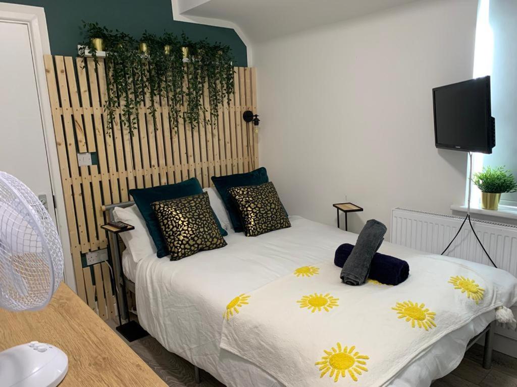 a bedroom with a bed with yellow flowers on it at The AppleTree in West Drayton