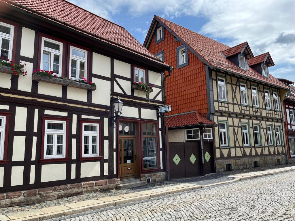 szereg domów na ulicy w mieście w obiekcie Altstadtapartments w mieście Wernigerode