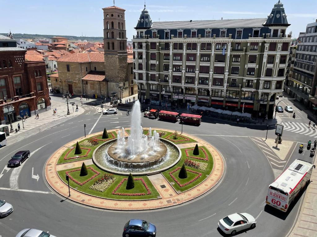Una ciudad con una fuente en medio de una calle en VISTAS A SANTO DOMINGO, en León
