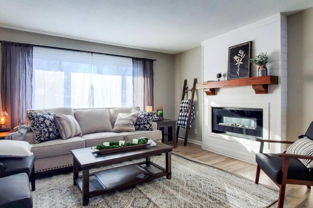 sala de estar con sofá y chimenea en Book Entire House, 3 Bedrooms in White Bear Lake, en Saint Paul