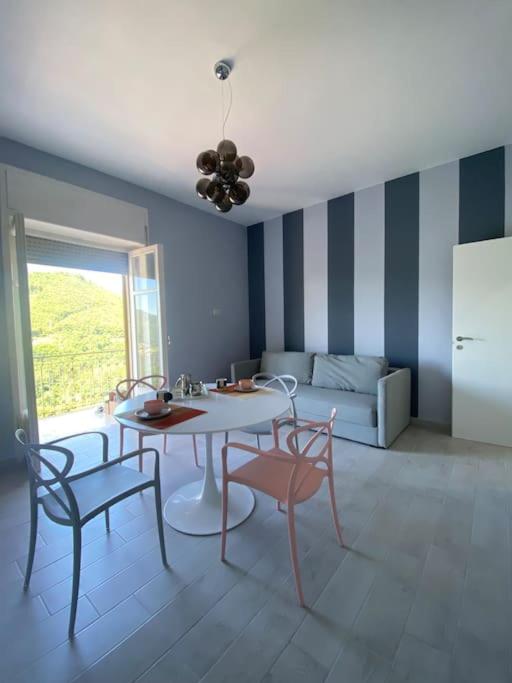 Posezení v ubytování Una suite pop nel blu della Costiera