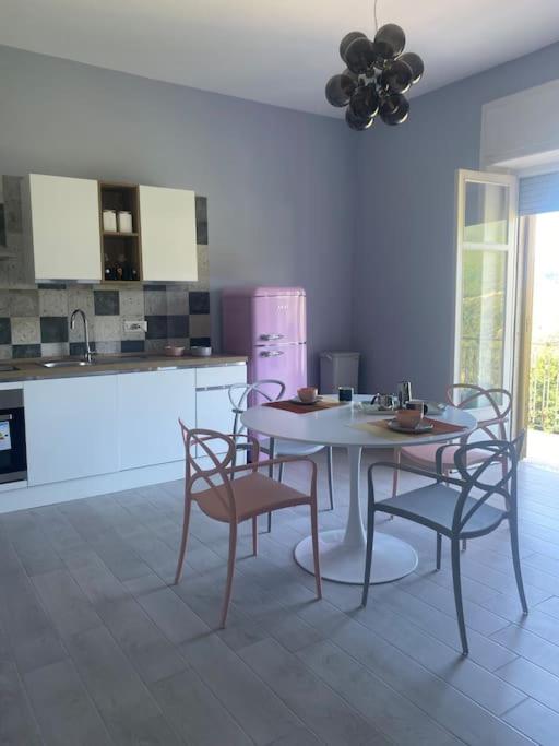 Kuchyň nebo kuchyňský kout v ubytování Una suite pop nel blu della Costiera