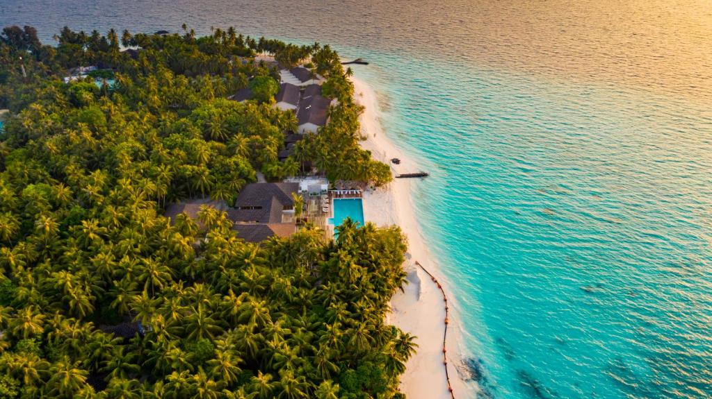 una vista aerea di un'isola nell'oceano di Fiyavalhu Resort Maldives a Mandhoo