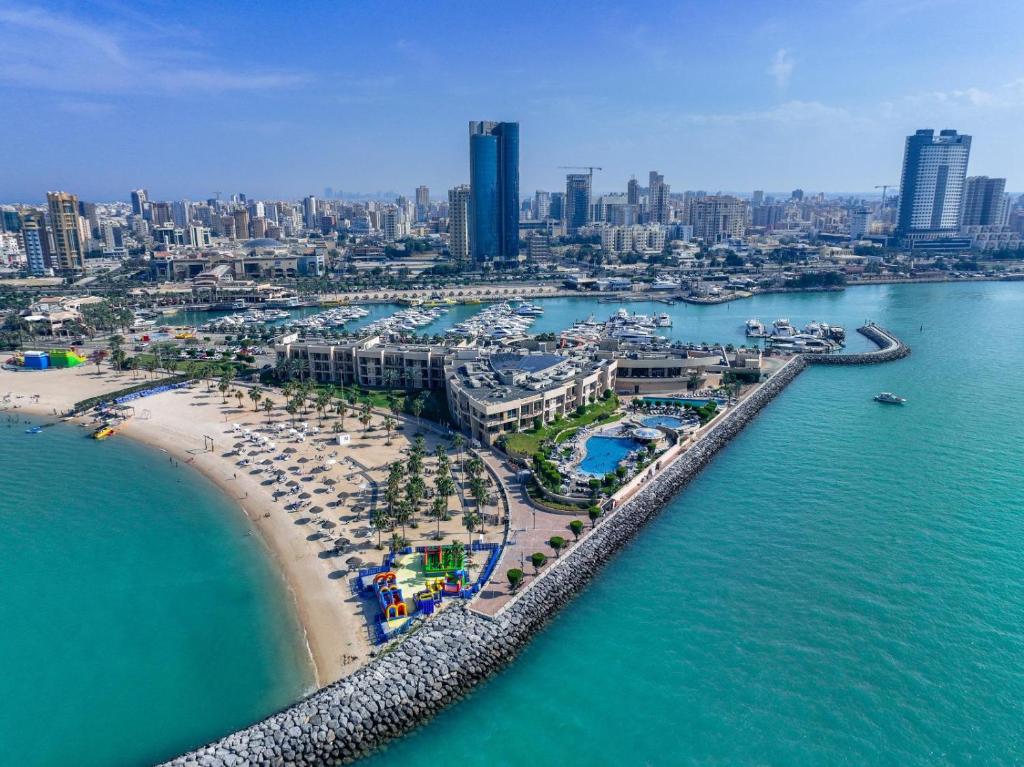 una vista aerea su una spiaggia e su una città di Marina Hotel a Kuwait