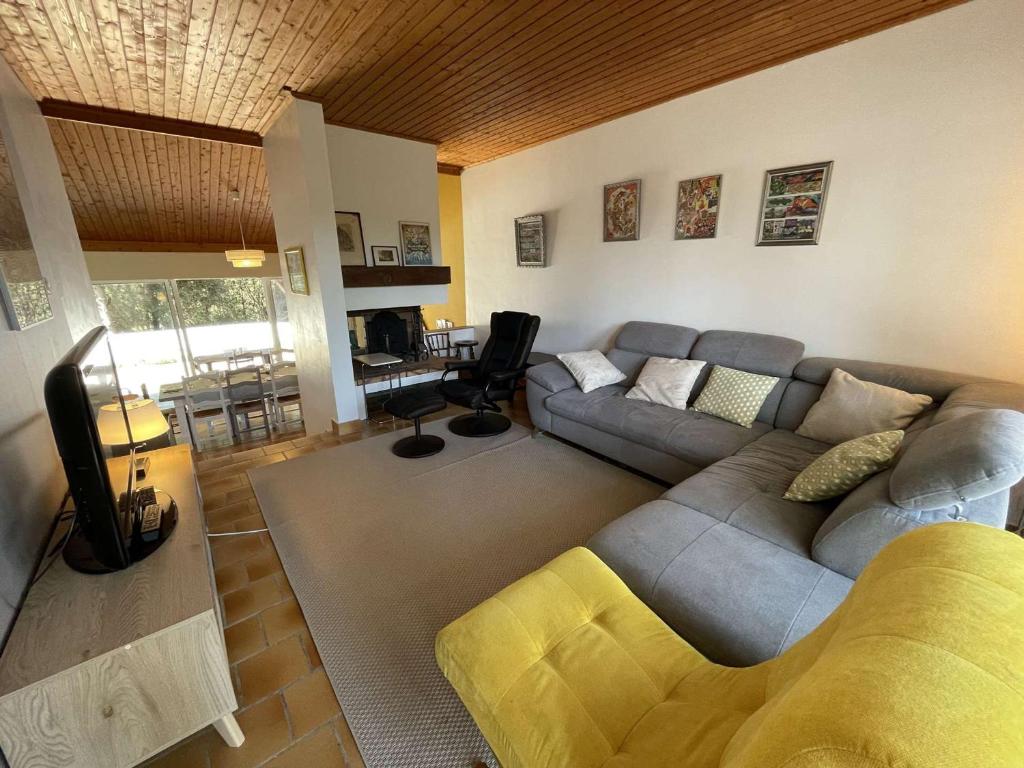 un salon avec un canapé et une table dans l'établissement Maison spacieuse, 600m plage, 6 couchages, parking gratuit, jardin, terrasse, WiFi optionnel - FR-1-224C-210, à Saint-Jean-de-Monts