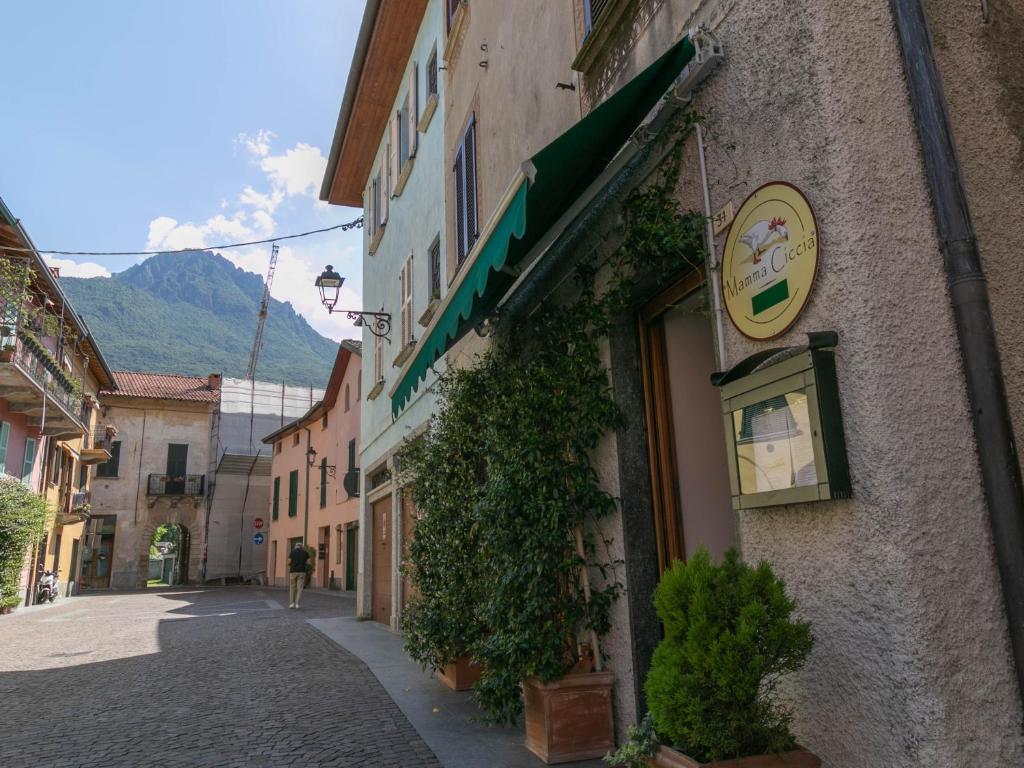 Cảnh núi rừng hoặc tầm nhìn ra núi từ căn hộ