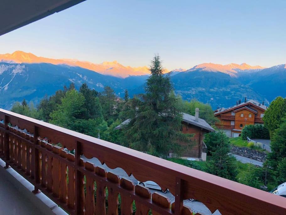 a view of the mountains from a balcony at Appartement traversant secteur Violettes in Crans-Montana